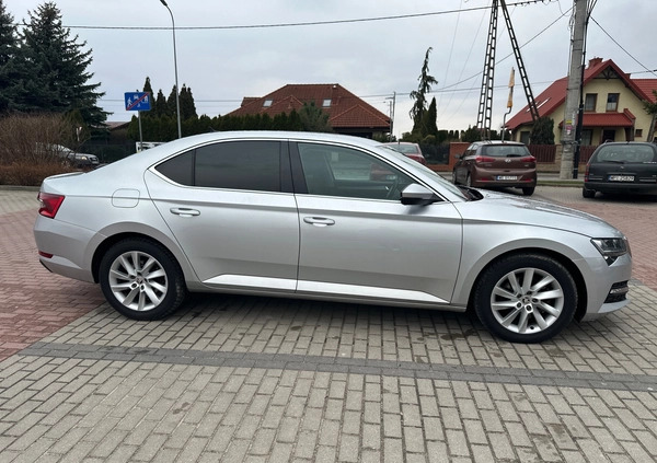 Skoda Superb cena 74900 przebieg: 237000, rok produkcji 2020 z Słupsk małe 529